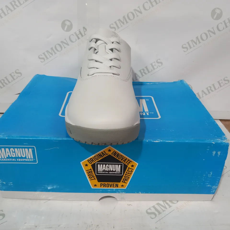 BOXED PAIR OF MAGNUM LAGUNA SHOES IN WHITE UK SIZE 7