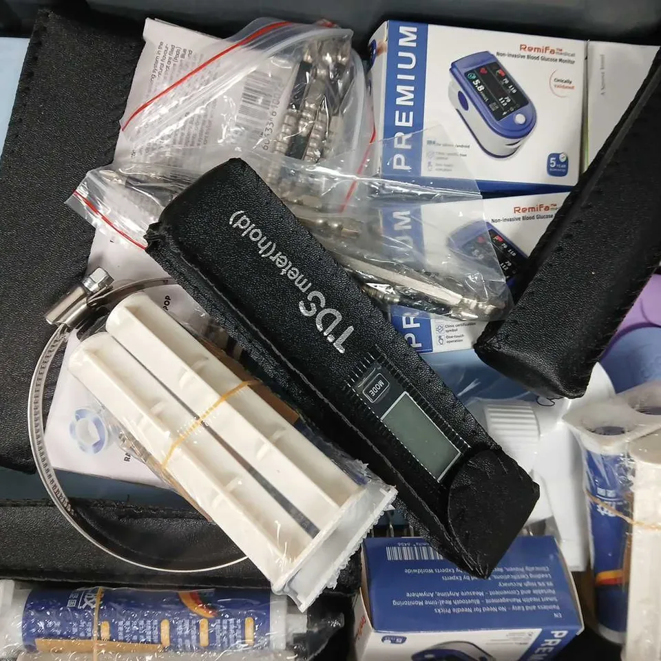 APPROXIMATELY 10 ASSORTED HOUSEHOLD ITEMS TO INCLUDE BLOOD GLUCOSE MONITOR, AIR UP POD CASE, ETC