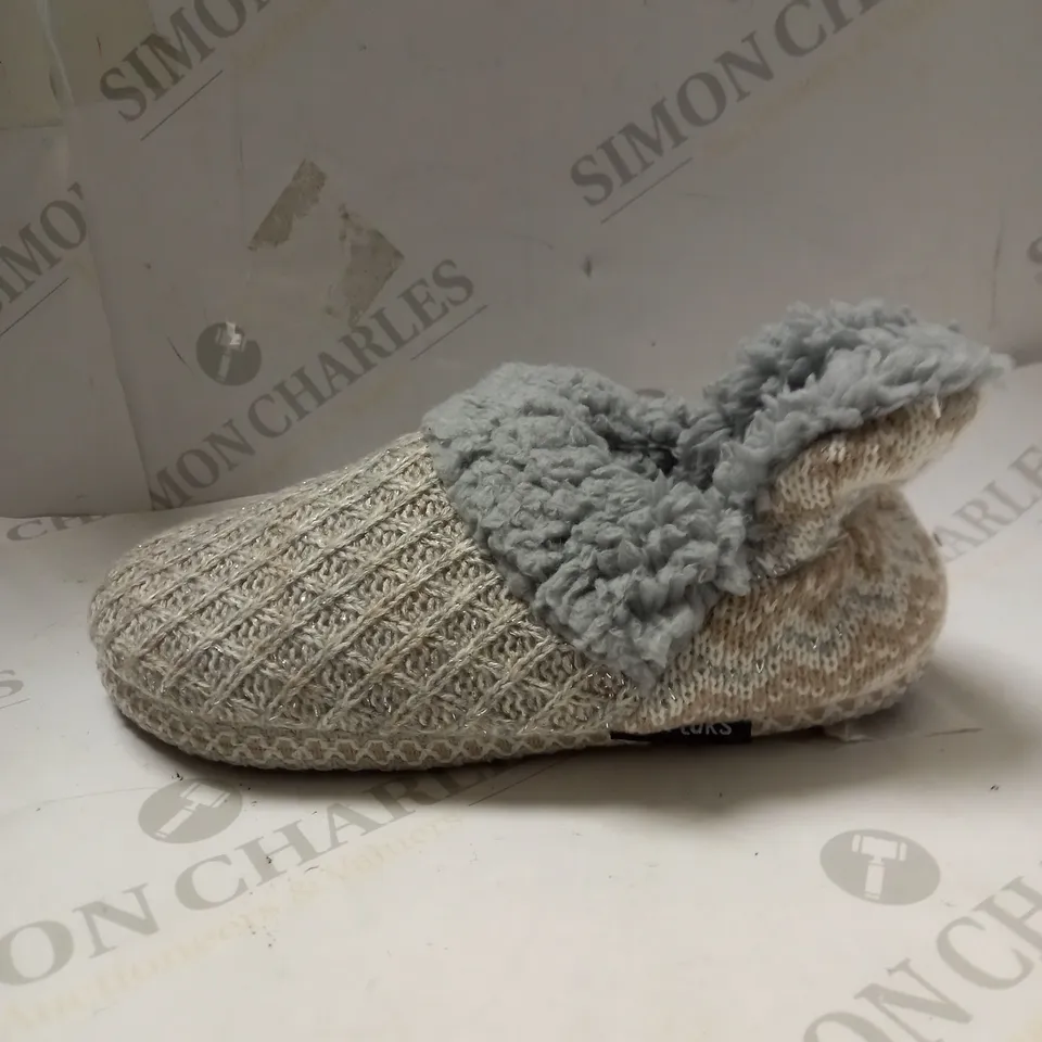 MUK LUKS MAGDALANA IVORY SNOWFLAKE SLIPPERS - SIZE 4