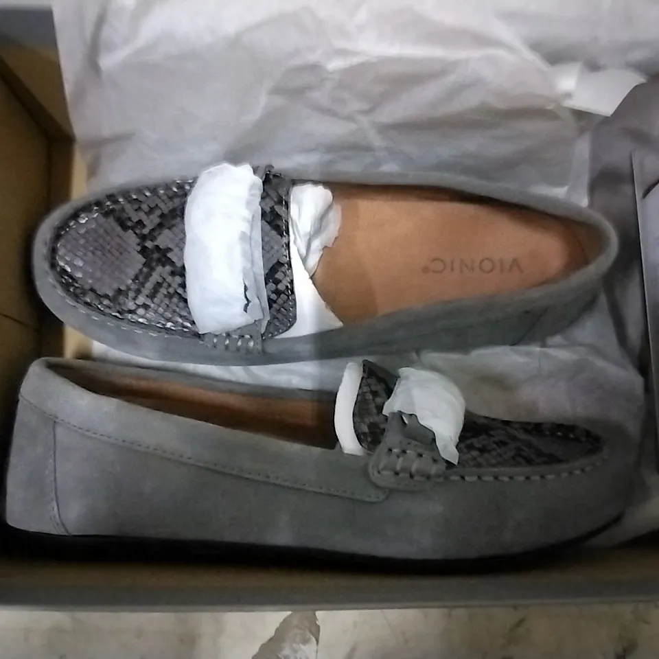 3 SHOE BOXES OF VIONIC SHOES INCLUDING 2 × FELICITY LIV METALLIC ANKLE BOOTS BLACK SIZE 4, HONOR DAYNA LOAFERS GREY SIZE 6