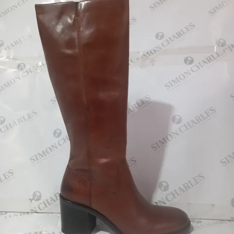 BOXED PAIR OF CLARKS VALVESTINO KNEE-HIGH BOOTS IN DARK TAN UK SIZE 7