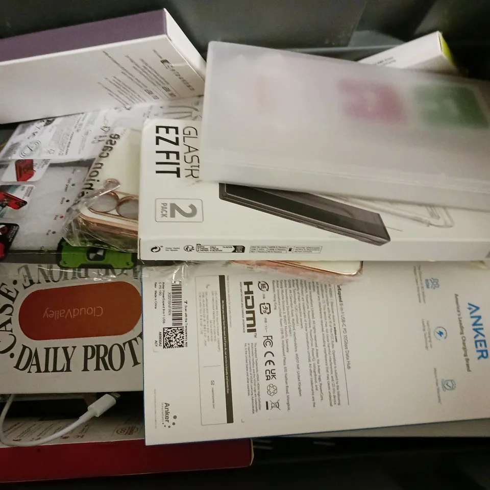 BOX OF APPROXIMATELY 12 ASSORTED ITEMS TO INCLUDE - ZAGG GLASS ELITE VISION GUARD , JETECH TEMPERED GLASS SCREEN PROTECTOR , OTTER STRADA DRAP 3X TESTED ETC