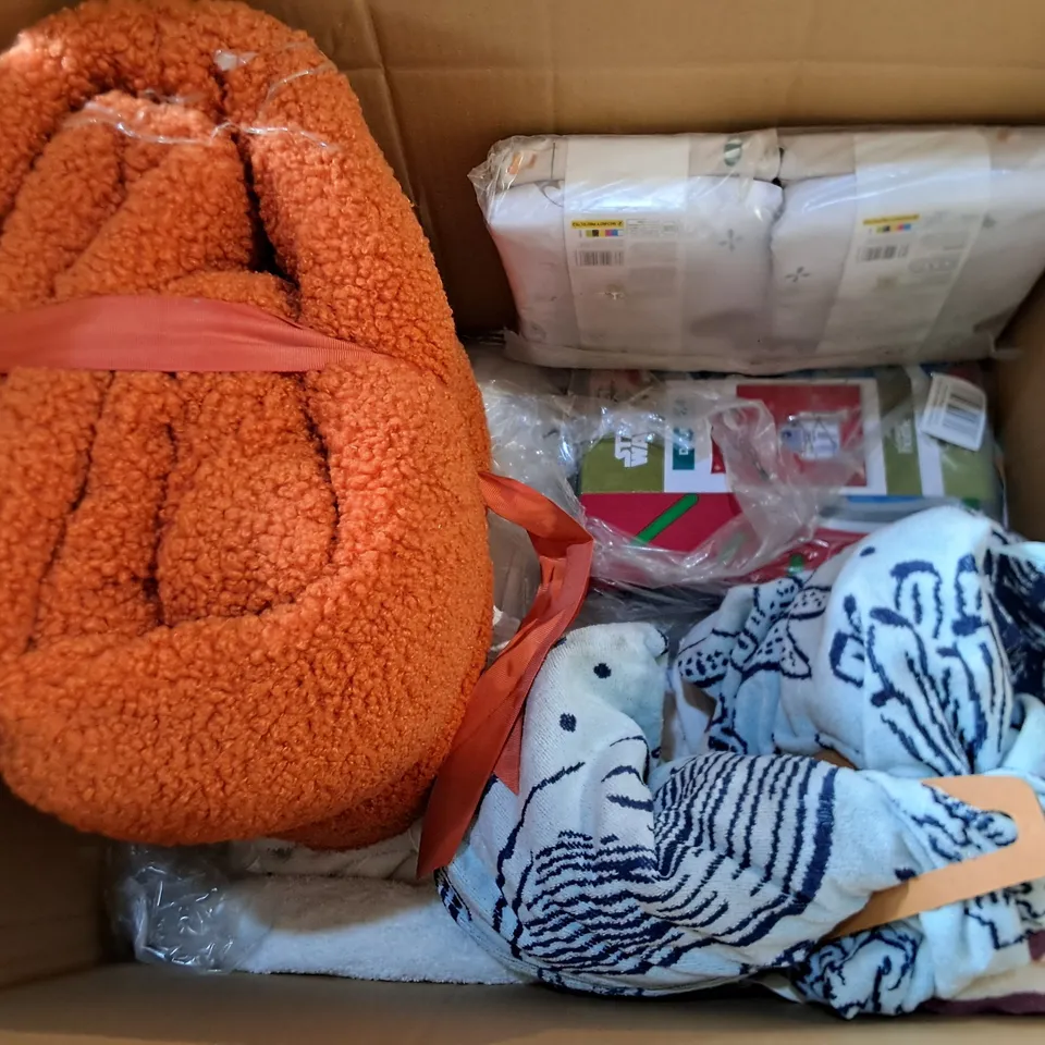 LOT OF APPROXIMATELY 20 ASSORTED BEDDING AND SOFT FURNISHING ITEMS TO INCLUDE DUVETS, THROWS AND TOWELS