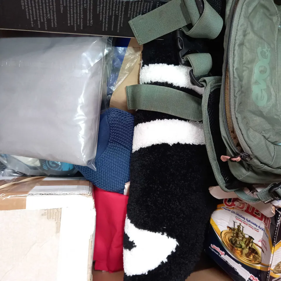 BOX OF APPROXIMATELY 20 ASSORTED HOUSEHOLD ITEMS TO INCLUDE MULTI-FUNCTION CLEANER, PHOTO FRAME, ELAN SOLAR COPPER WIRE LIGHTS, ETC