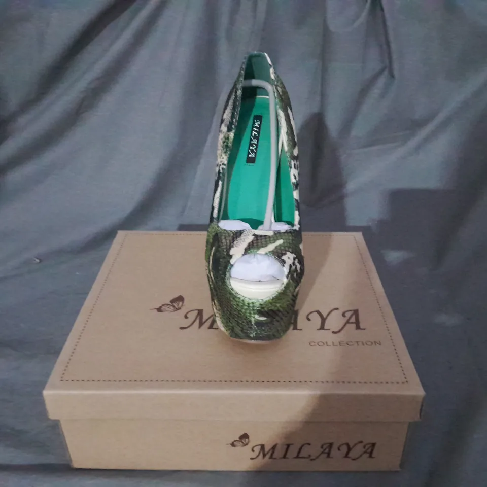 APPROXIMATELY 10 BOXED PAIRS OF GREEN SNAKE SKIN PATTERN PLATFORM HEELS 