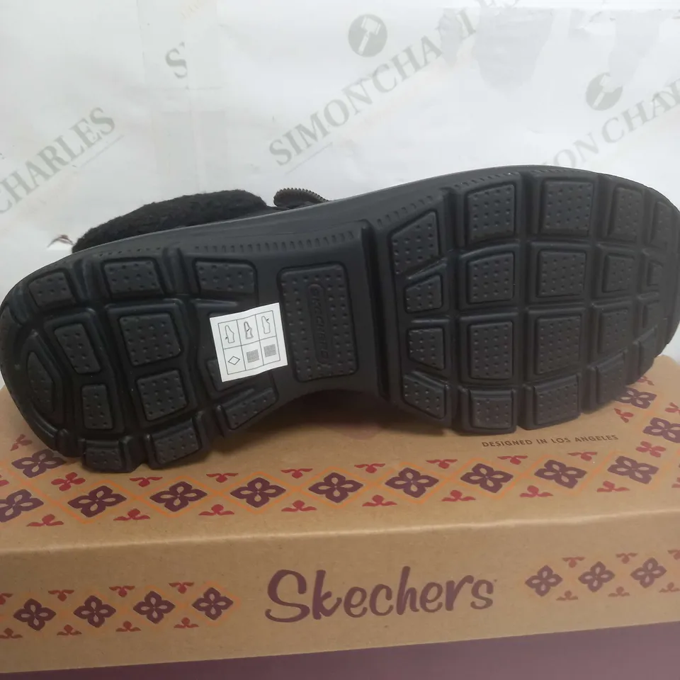 SKETCHERS EASY GOING BOOT IN BLACK - SIZE 8