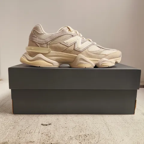 BOXED PAIR OF NEW BALANCE TRAINERS IN SAIL/CREAM SIZE UK 8