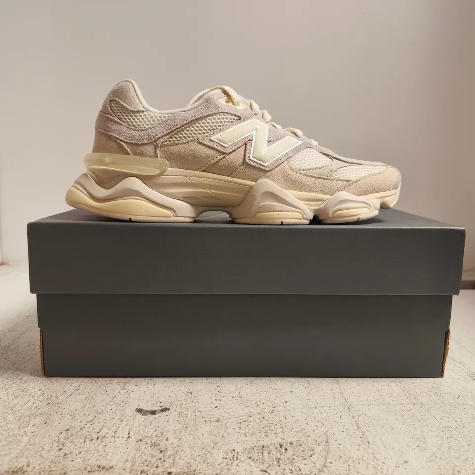 BOXED PAIR OF NEW BALANCE TRAINERS IN SAIL/CREAM SIZE UK 8