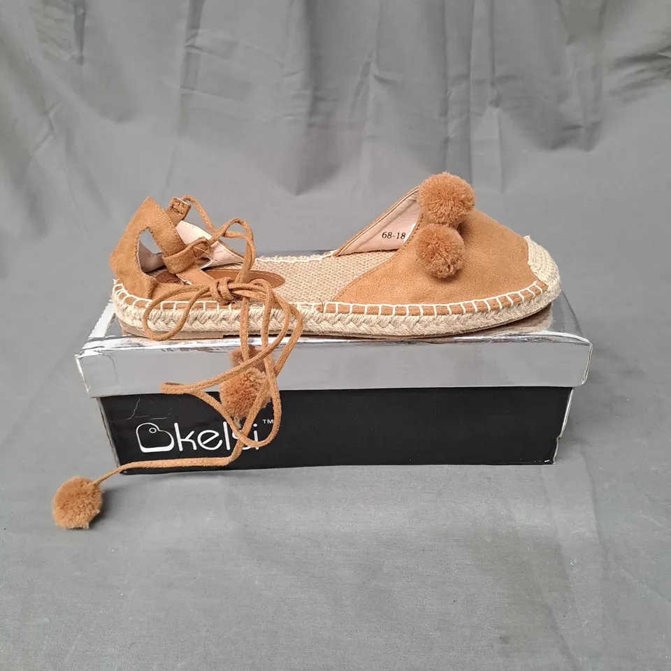 BOX OF APPROXIMATELY 10 PAIRS OF KELSI CLOSED TOE SANDALS IN CAMEL - VARIOUS SIZES 
