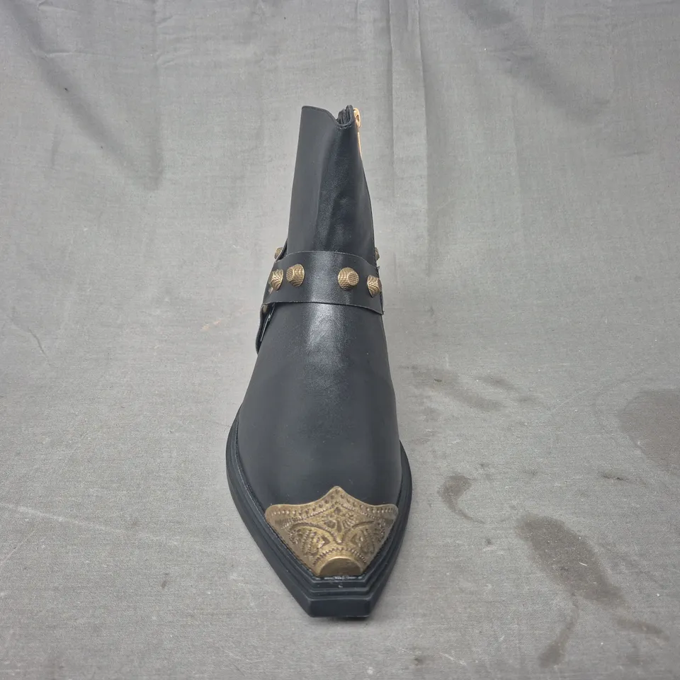 BOXED PAIR OF KOI SOULRENDER MEN'S HARDWARE COWBOY BOOTS IN BLACK/ANTIQUE BRONZE UK SIZE 9