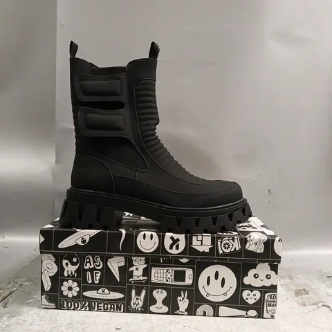 BOXED PAIR OF KOI VADER MEN'S PADDED CROFT BOOTS IN BLACK SIZE UK 9
