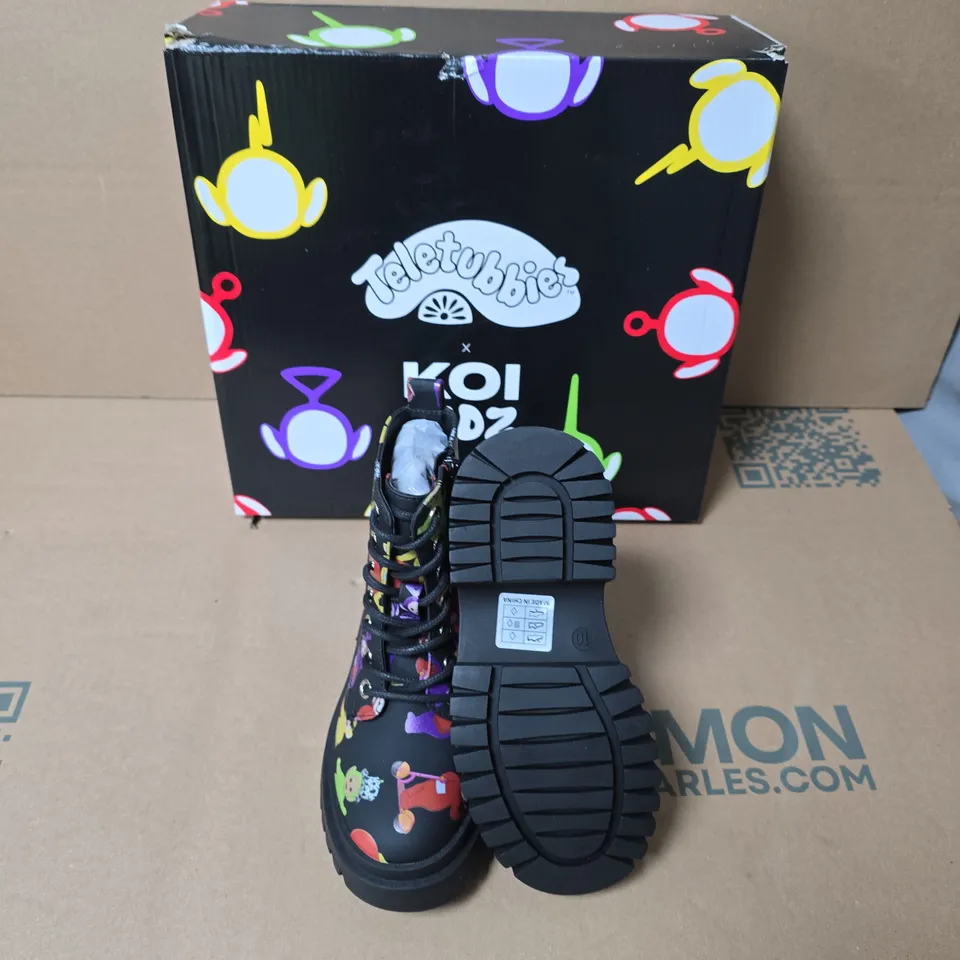 BOXED KOI KIDZ TELETUBBIES SUPERDOME KIDZ BOOTS BLACK UK SIZE 10 