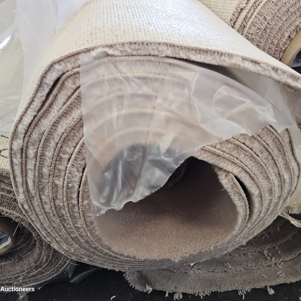 ROLL OF QUALITY ROYAL VELVET SPRINGFIELDS CARPET APPROXIMATELY 4M × 3.9M