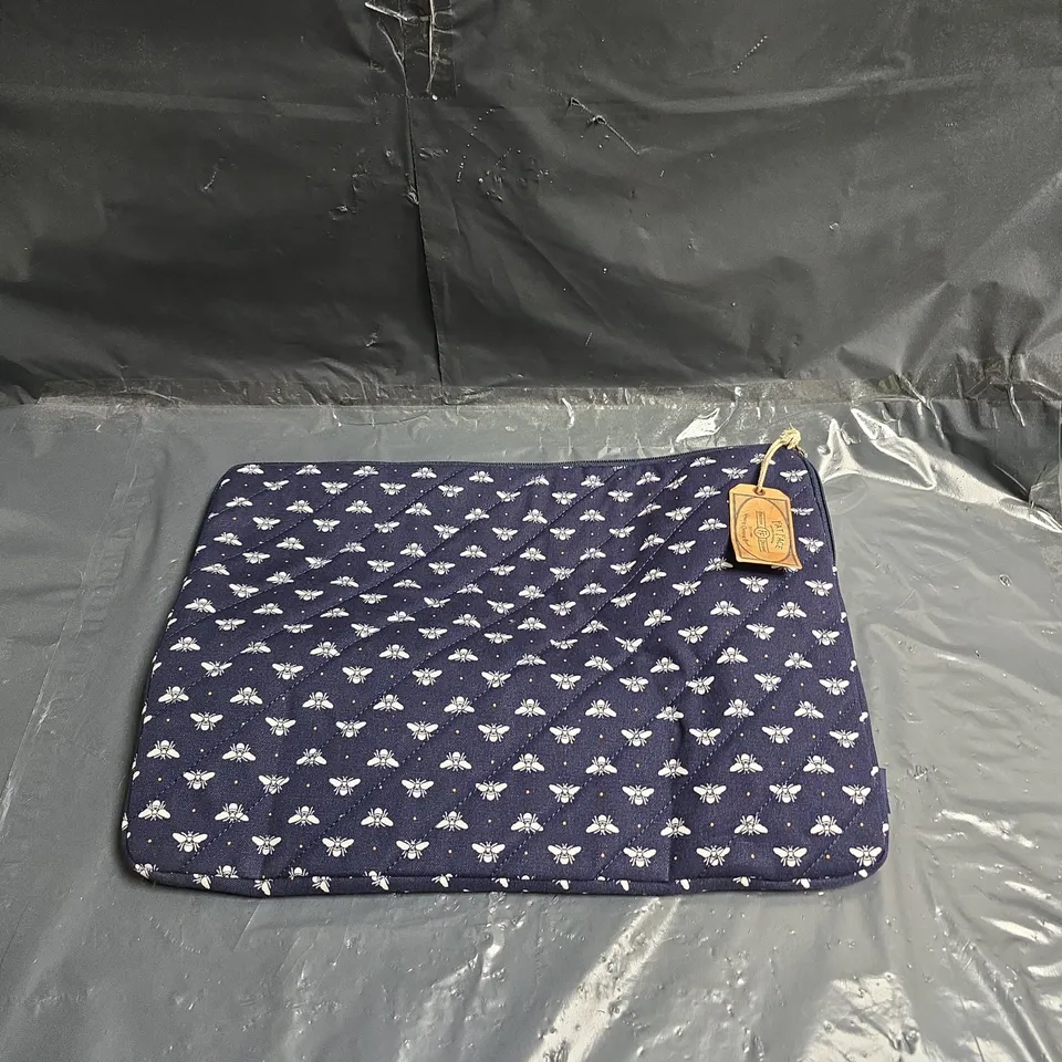 FATFACE NAVY BEE-PRINT ZIP POUCH / ACCESSORY CASE - ONE SIZE