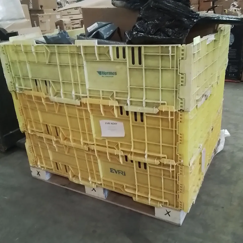 PALLET CONTAINING A LARGE QUANTITY OF CAISON LAPTOP SLEEVE BAGS