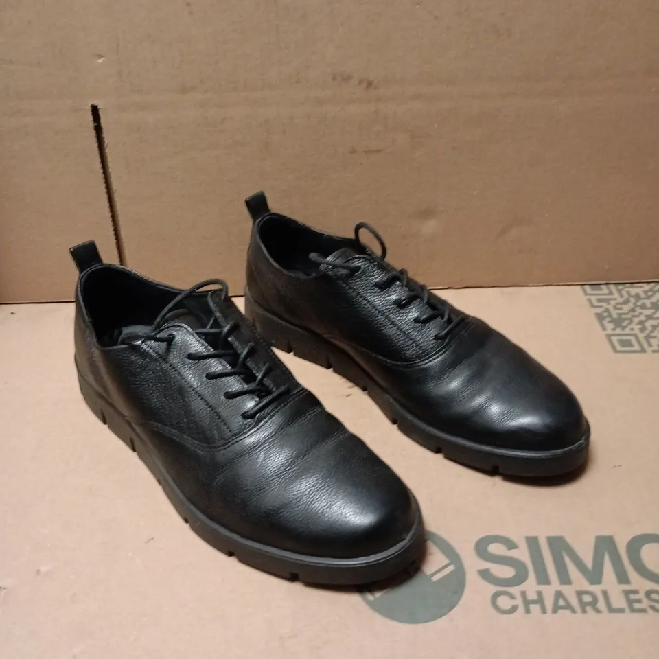 ECCO FLAT LACE UP SHOES BLACK SIZE 8.5