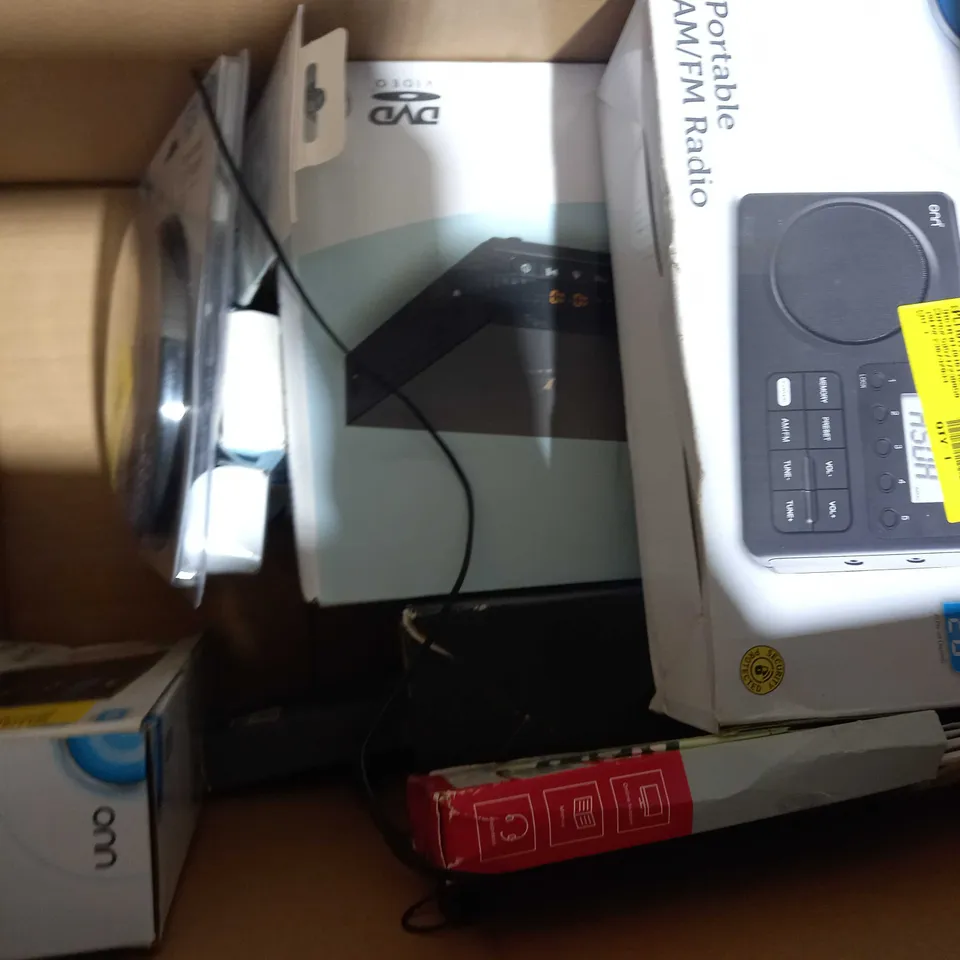 BOX OF APPROXIMATELY 10 ASSORTED ELECTRICAL ITEMS TO INCLUDE JVC POWERFUL SOUND STEREO HEADPHONES, ONN PORTABLE AM/FM RADIO, ETC