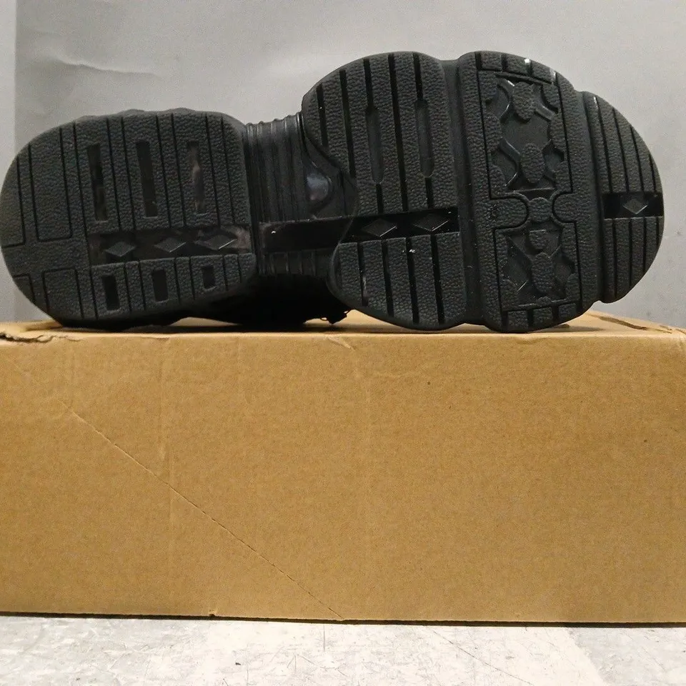 BOXED PAIR OF UNBRANDED SHOES IN BLACK SIZE EU 43