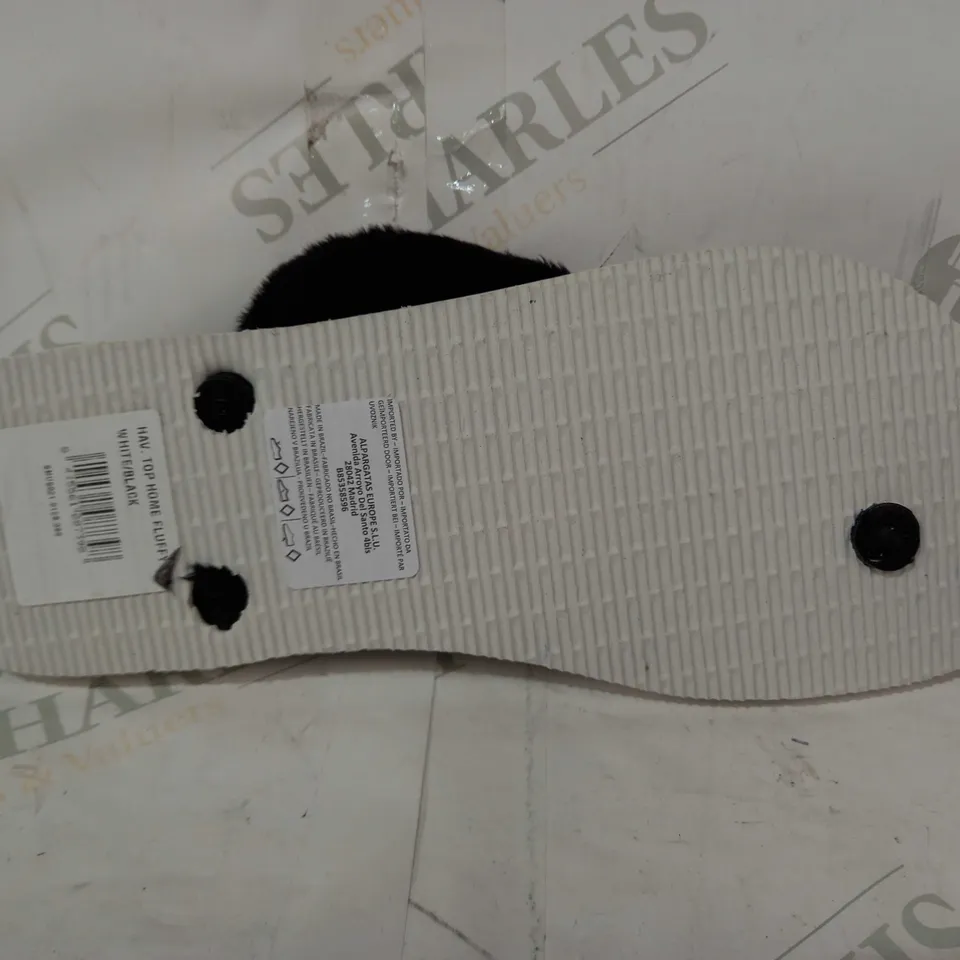 BOXED PAIR OF HAVAIANAS FLUFFY STRAP FLIP FLOPS IN BLACK/WHITE EU SIZE 39/40