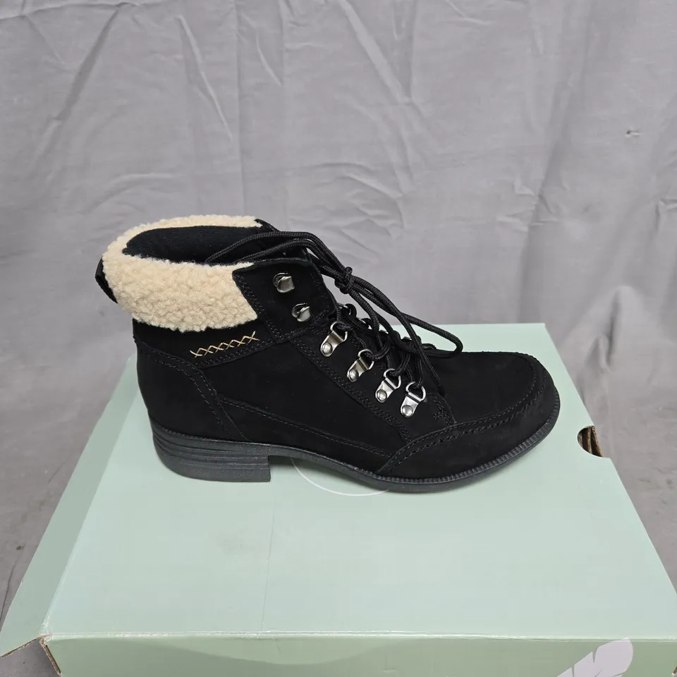 FREE SPIRIT BLACK SUEDE ANKLE BOOTS WITH FAUX SHEARLING TRIM – BOXED SIZE 6