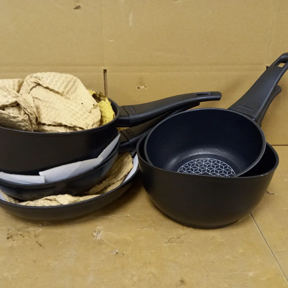PRESTIGE THERMO SMART POT AND PAN SET