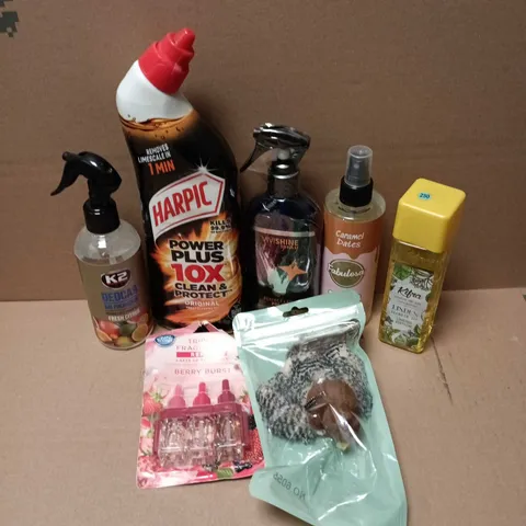 APPROXIMATELY 12 ASSORTED HOUSEHOLD ITEMS TO INCLUDE FABULOSA ROOM PERFUME, HARPIC POWER PLUS, VIVISHINE POLISH, ETC - COLLECTION ONLY