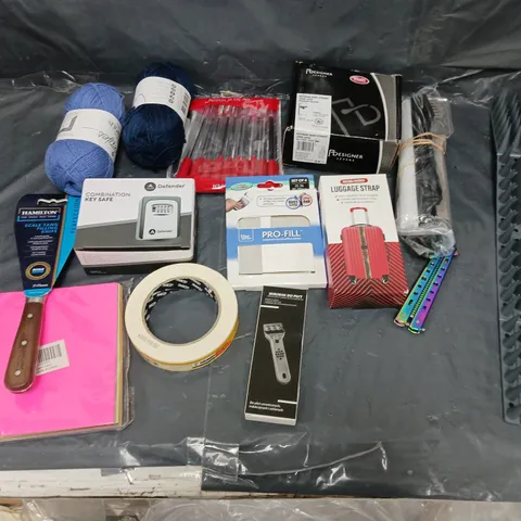 BOX OF APPROXIMATELY 8 ASSORTED ITEMS TO INCLUDE - KEY SAFE, FILLING KNIFE, AND LUGGAGE STRAP ETC. 