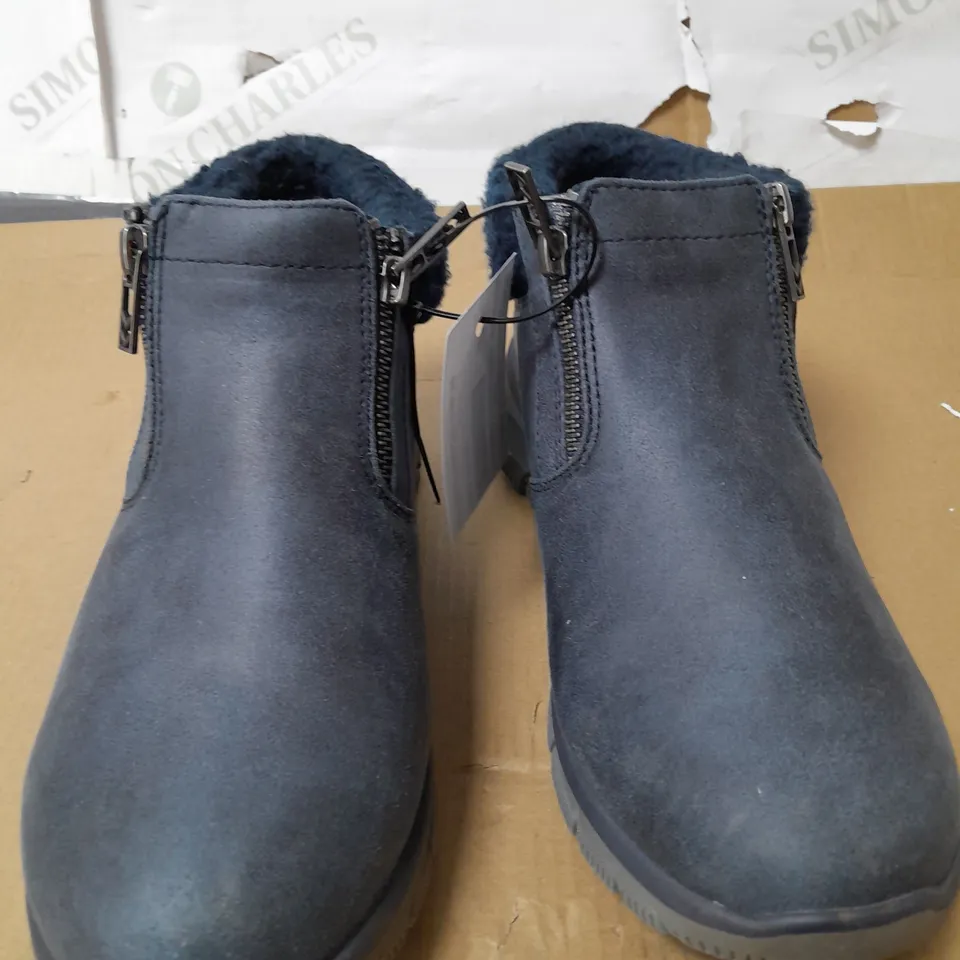 SKETCHERS EASY GOING BOOT NAVY SIZE 8