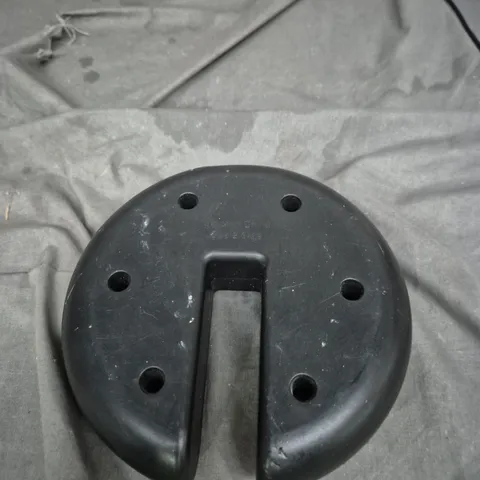 LOT OF APPROXIMATELY 6 WEIGHTED PARASOL BASES