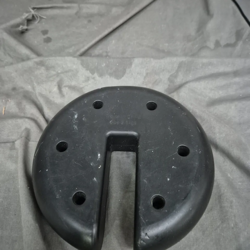 LOT OF APPROXIMATELY 6 WEIGHTED PARASOL BASES