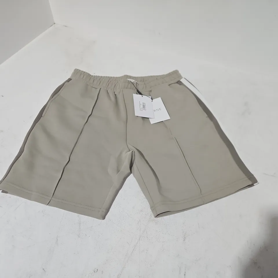 ARNE EVERYDAY LUXE SIDE STRIPE SHORTS IN STONE - M