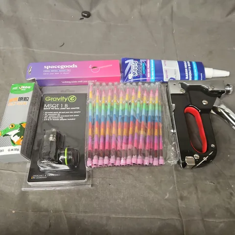 APPROXIMATELY 12 ASSORTED HOUSEHOLD ITEMS TO INCLUDE SPACEGOODS SEXY METAL SPOON, GRAVITY MSQT 1 B MIC ADAPTOR, MOULD MAGIC, ETC - COLLECTION ONLY