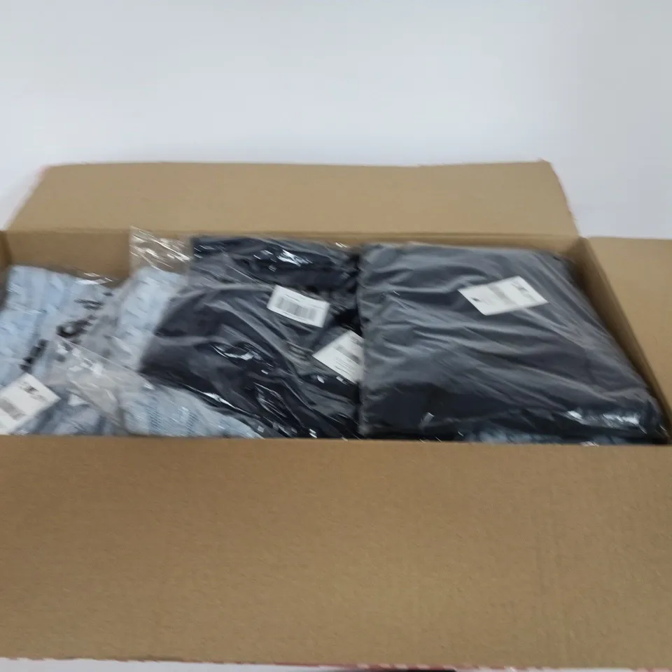 BOX OF APPROXIMATELY 15 ASSORTED CLOTHING ITEMS TO INCLUDE: CROPPED T SHIRT