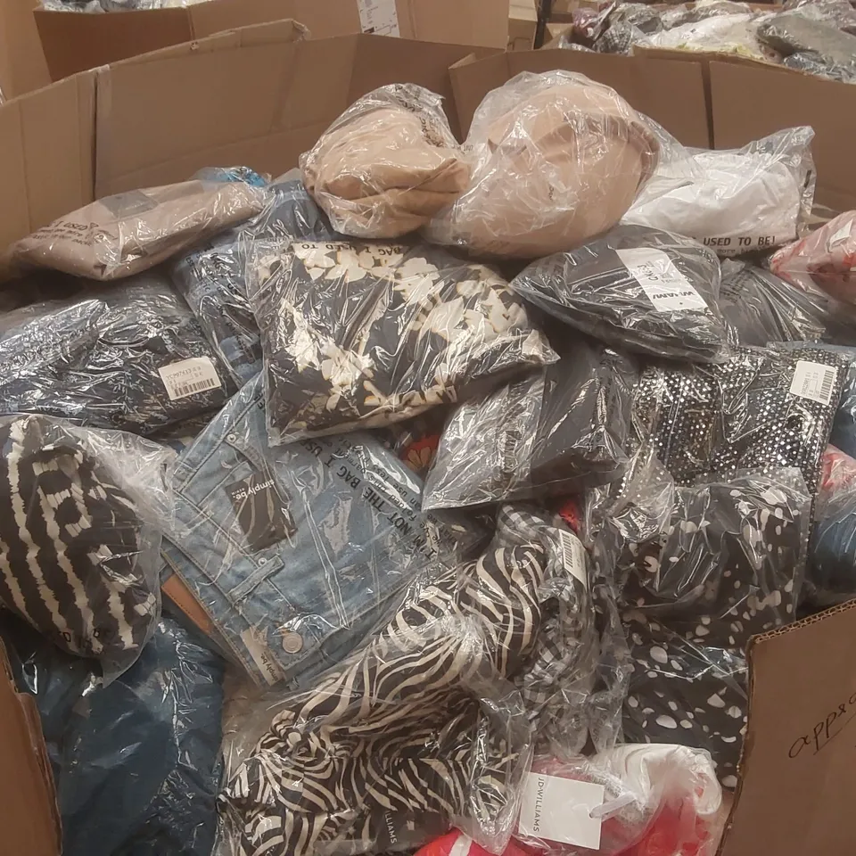 PALLET CONTAINING APPROXIMATELY 700X BRAND NEW ASSORTED DESIGNER CLOTHING ITEMS INCLUDING: SIMPLY BE DRESSES, JD WILLIAMS JEANS, BIKINI TOPS ECT