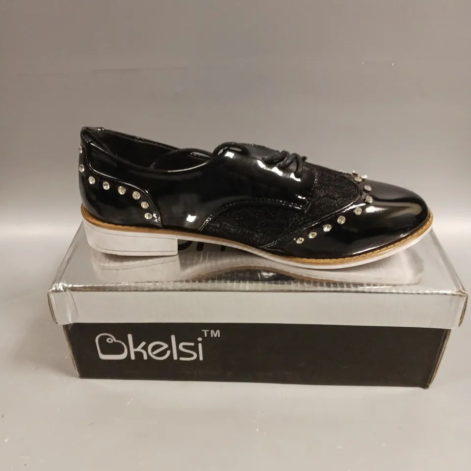 BOXED PAIR OF KELSI LACED SEQUINED SHOES IN BLACK - 4