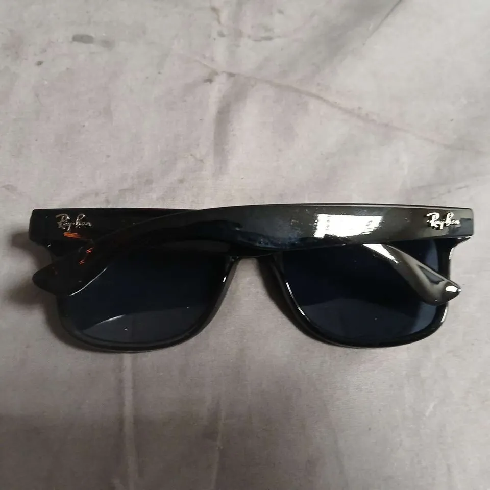 RAY-BAN SUNGLASSES – BLACK FRAME