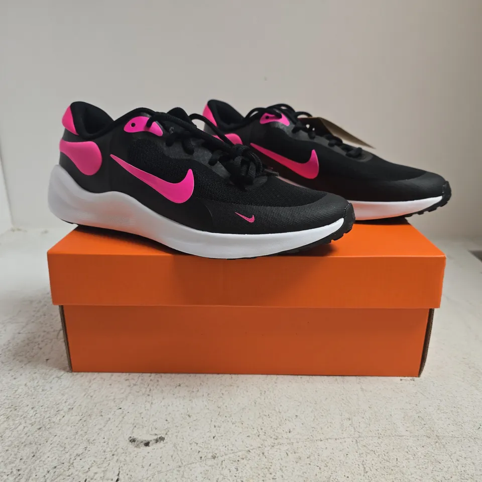 BOXED PAIR OF NIKE REVOLUTION 7 TRAINERS IN BLACK/PINK SIZE UK 6