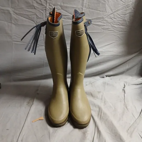 FAIRFAX & FAVOR TAN KNEE-HIGH BOOTS WITH TASSEL DETAIL