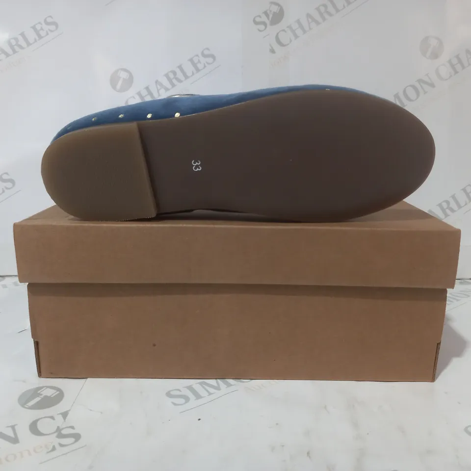 BOXED PAIR OF MINI BODEN VELVET MARY JANES KIDS SHOES IN BLUE EU SIZE 33