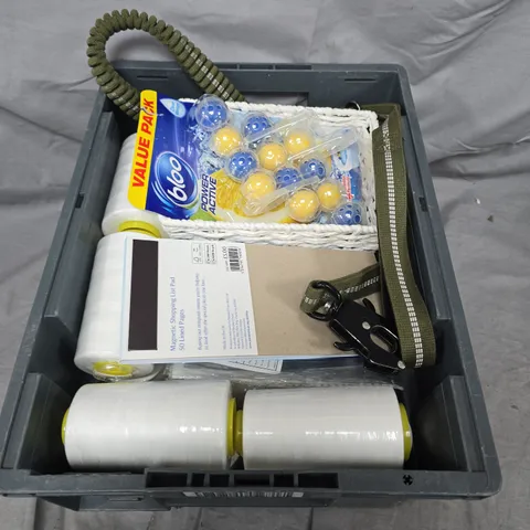 APPROXIMATELY 15 ASSORTED HOUSEHOLD ITEMS 