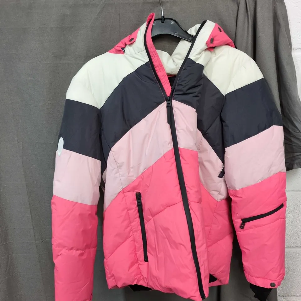 BOX OF APPROXIMATELY 20 ASSORTED CLOTHING ITEMS TO INCLUDE: BLACK PUFFER COAT AND PINK PUFFER COAT