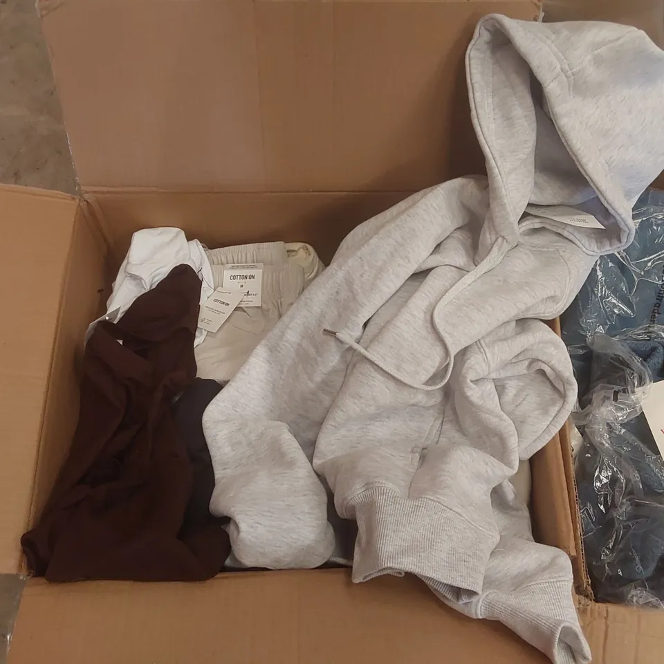 PALLET CONTAINING A VERY LARGE QUANTITY OF ASSORTED ITEMS INCLUDING: BEDDING, JUMPERS, JEANS, CARGO PANTS, LUNCH BOXES, BIKINIS, SHIRTS ECT