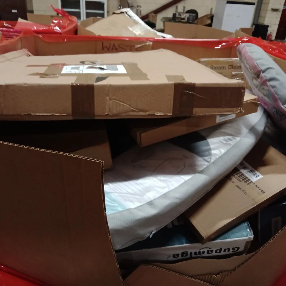 PALLET OF ASSORTED HOUSEHOLD GOODS AND PRODUCTS TO INCLUDE;STEAM CLEANER,TRASH CAN,PLASTIC FENCE