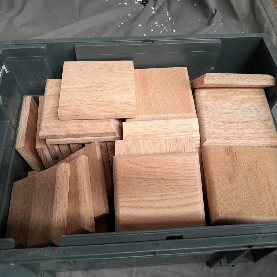 APPROX 20 WOODEN SQUARES 