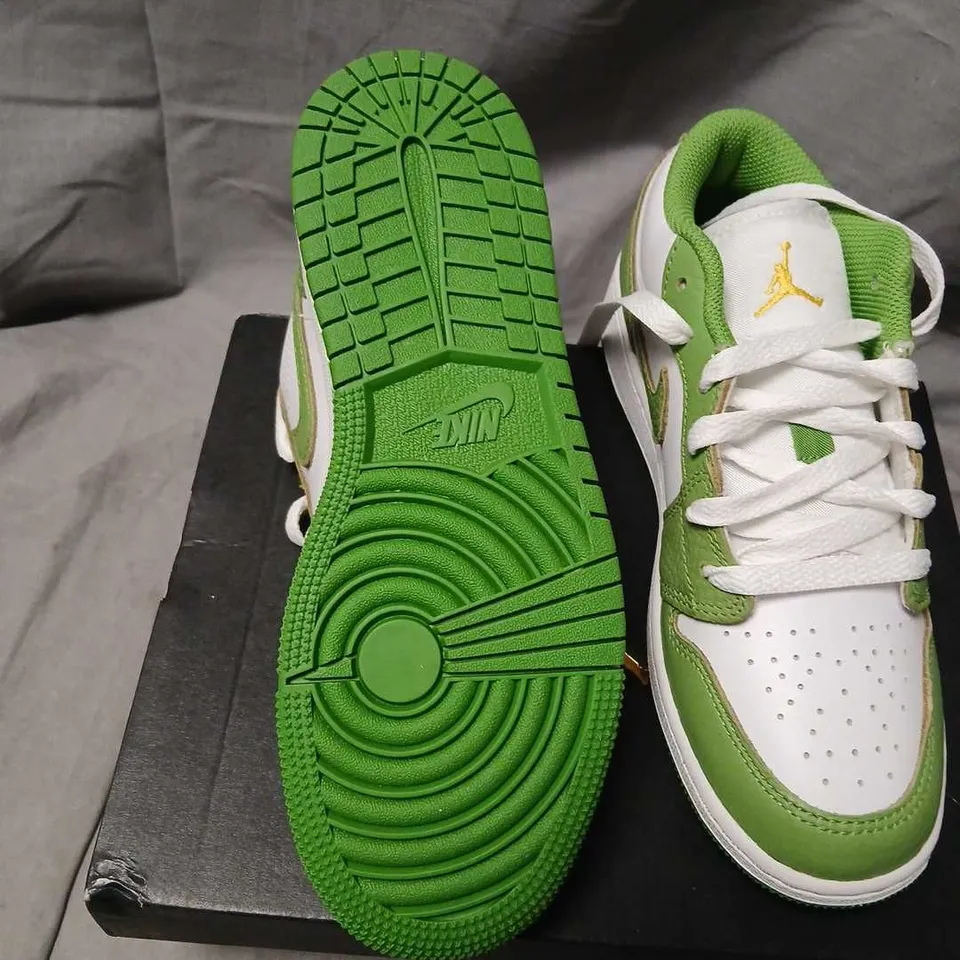 NIKE AIR JORDAN 1 LOW SE BG YOUTH SNEAKERS – UK4 WHITE/GREEN
