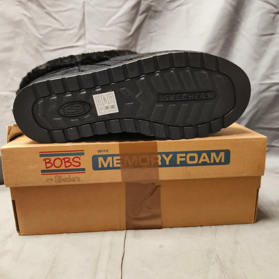 BOXED PAIR OF BOBS FROM SKECHERS SLIPPERS IN BLACK SIZE UK 7