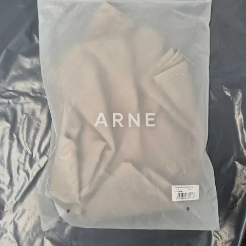ARNE EVERYDAY LUXE T-SHIRT IN STONE – UK SIZE L