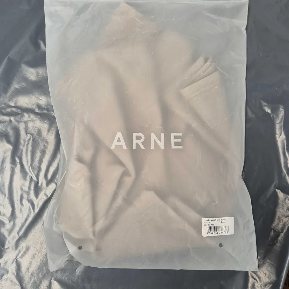 ARNE EVERYDAY LUXE T-SHIRT IN STONE – UK SIZE L