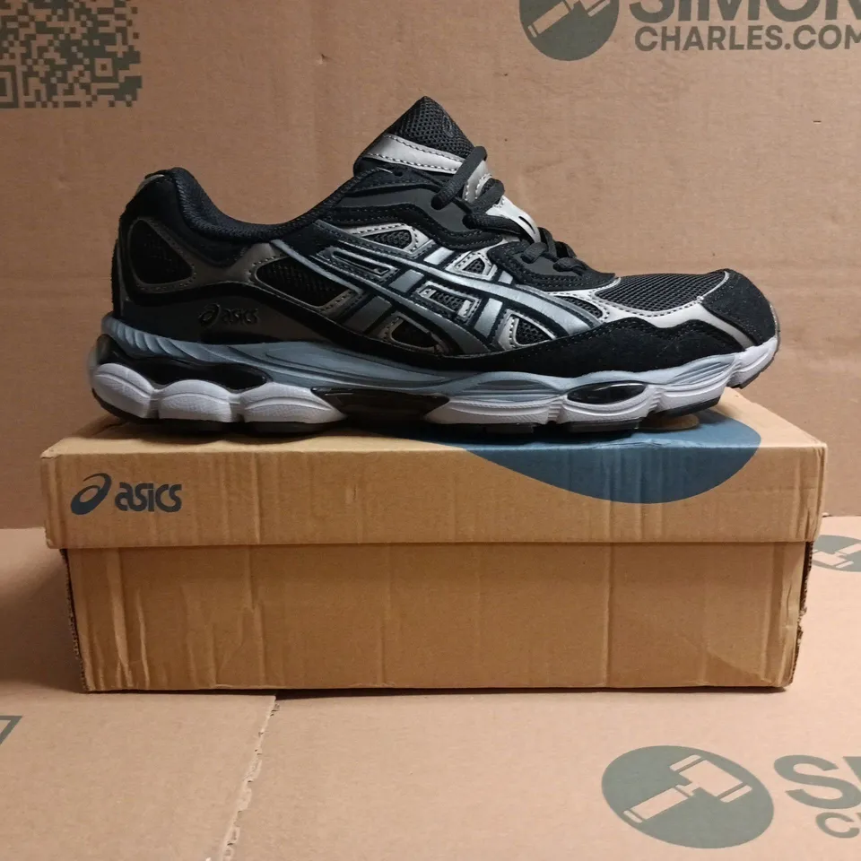 BOXED PAIR OF ASICS TRAINERS IN BLACK/GREY SIZE UK 10