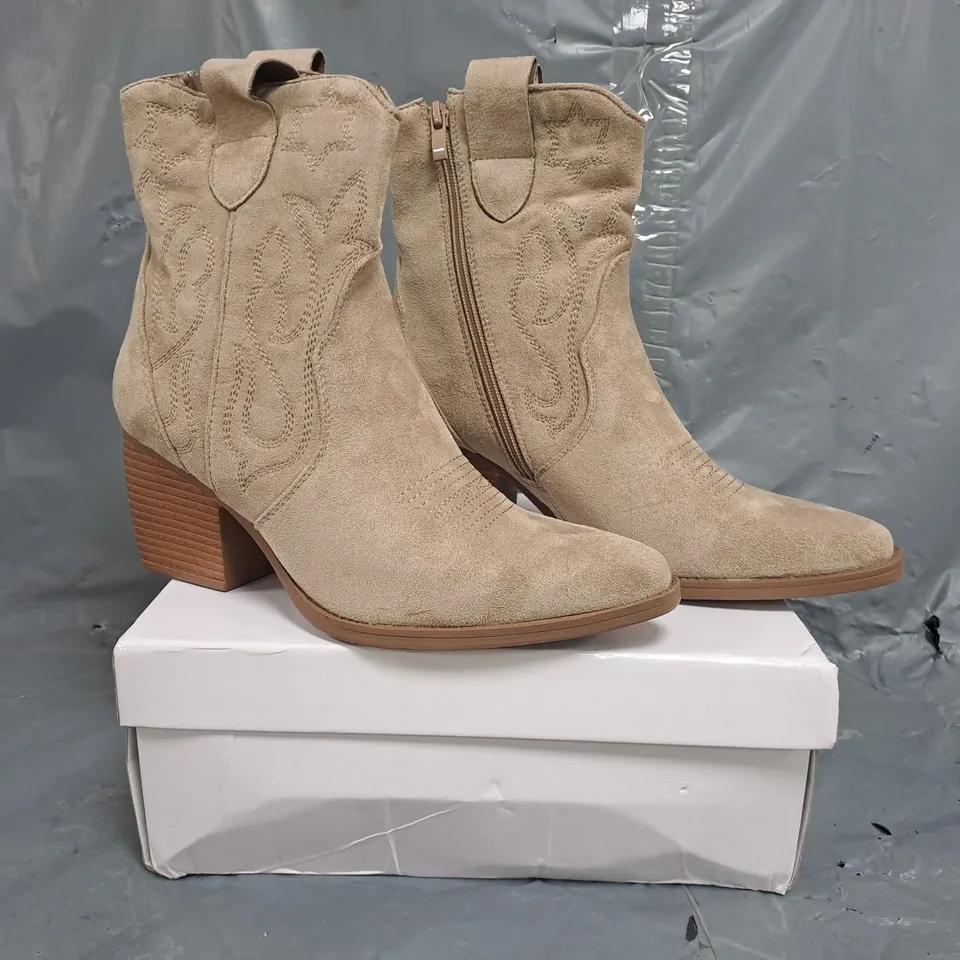 BOXED PAIR OF UNBRANDED WESTERN STYLE BOOTS IN LIGHT TAUPE SIZE EU 38